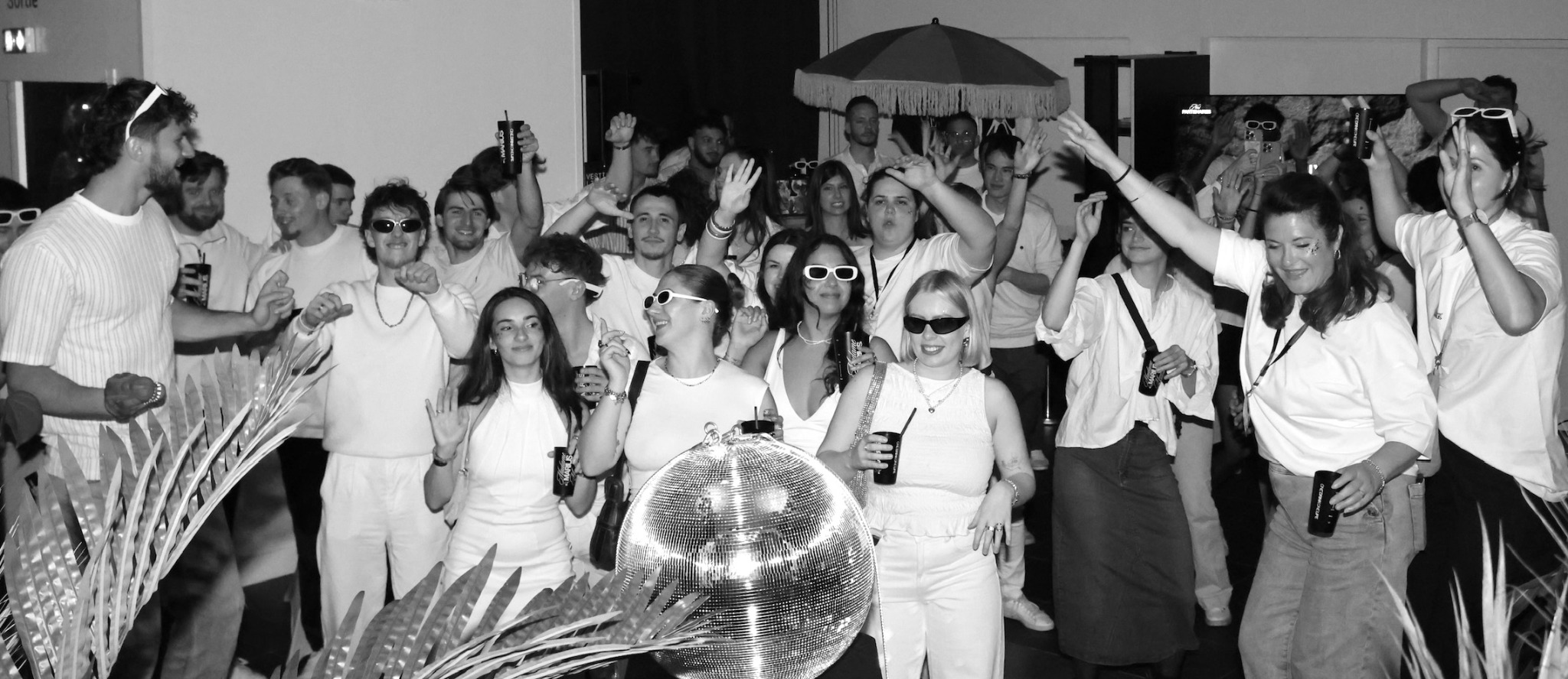 Madame Marius — foule en blanc autour d'une boule disco